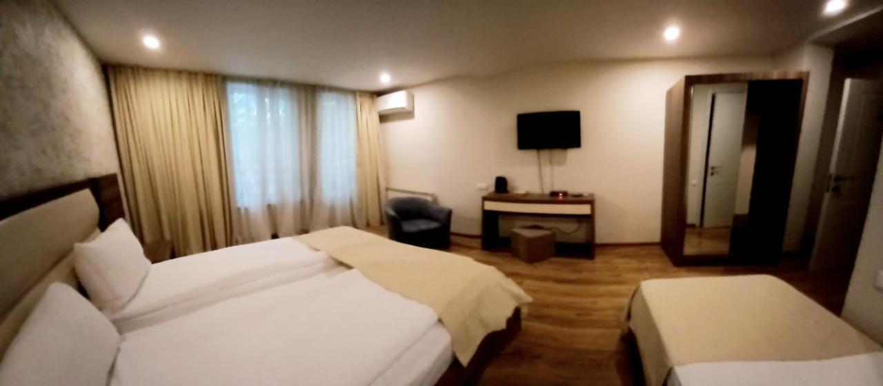 Hotel Lile Tbilisi Esterno foto