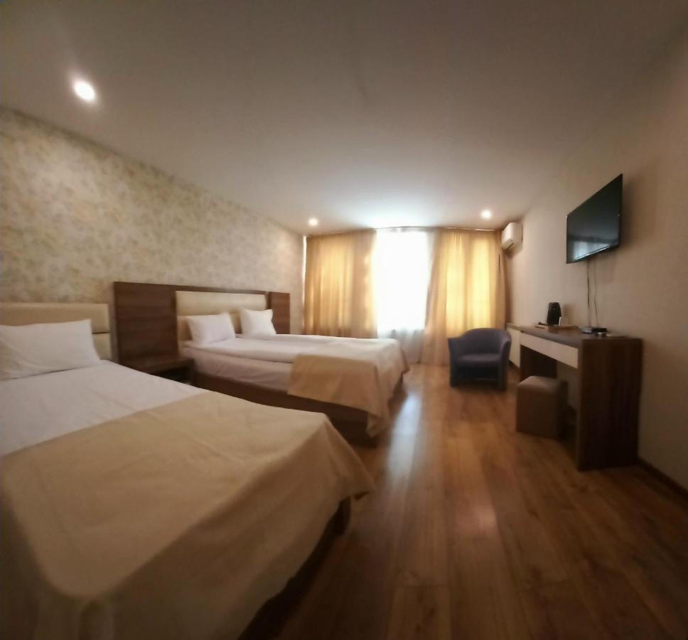 Hotel Lile Tbilisi Esterno foto