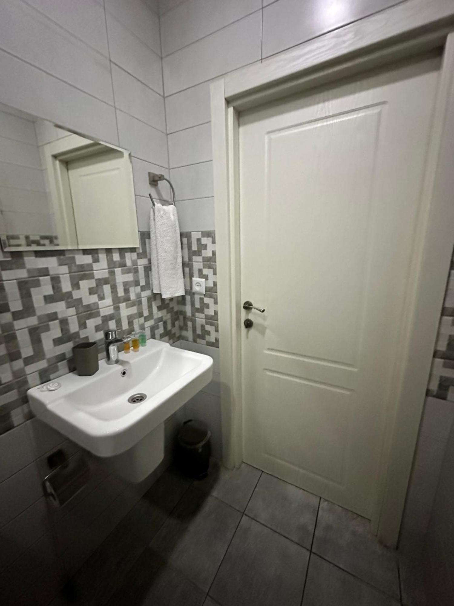 Hotel Lile Tbilisi Esterno foto