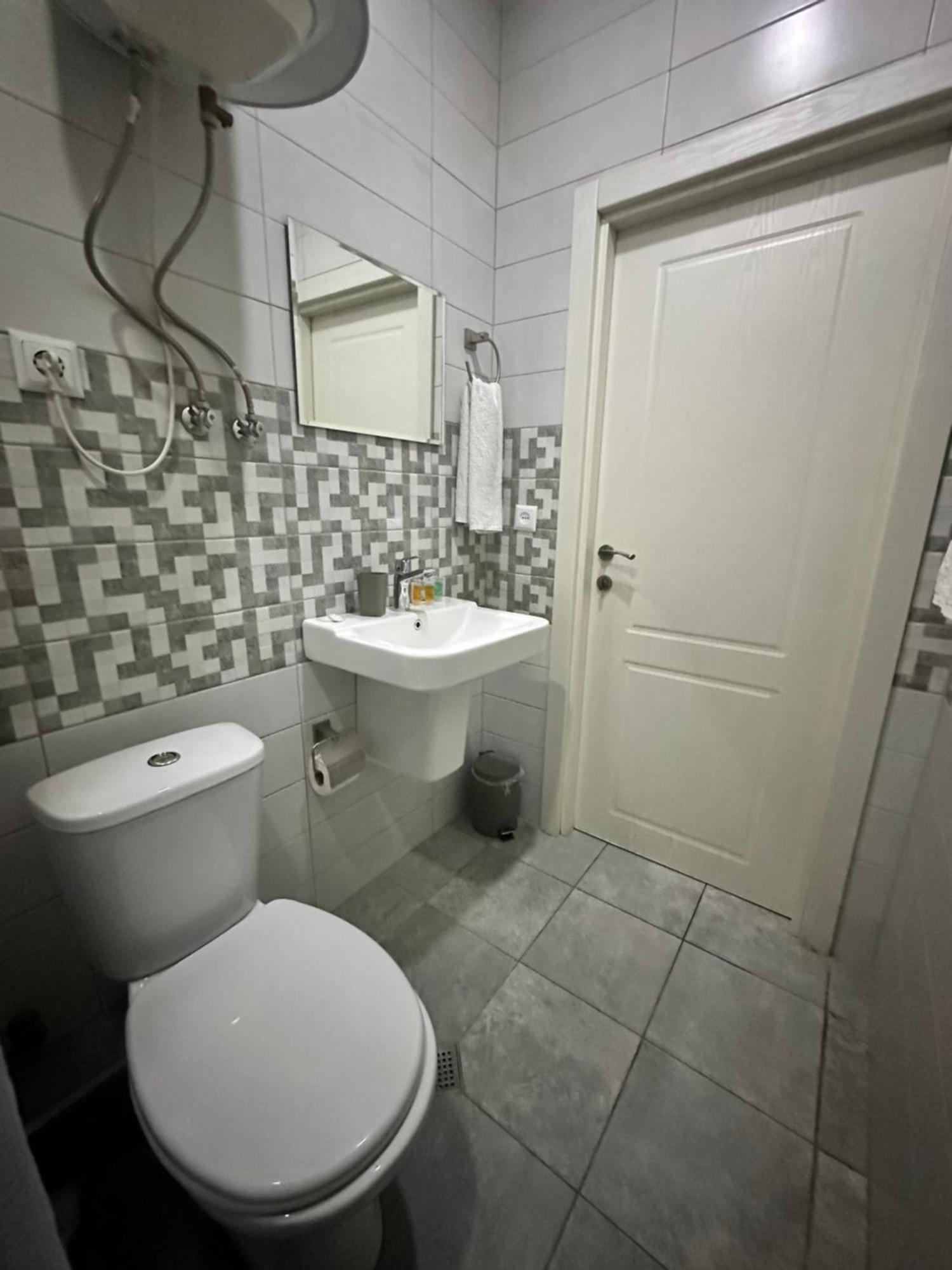 Hotel Lile Tbilisi Esterno foto