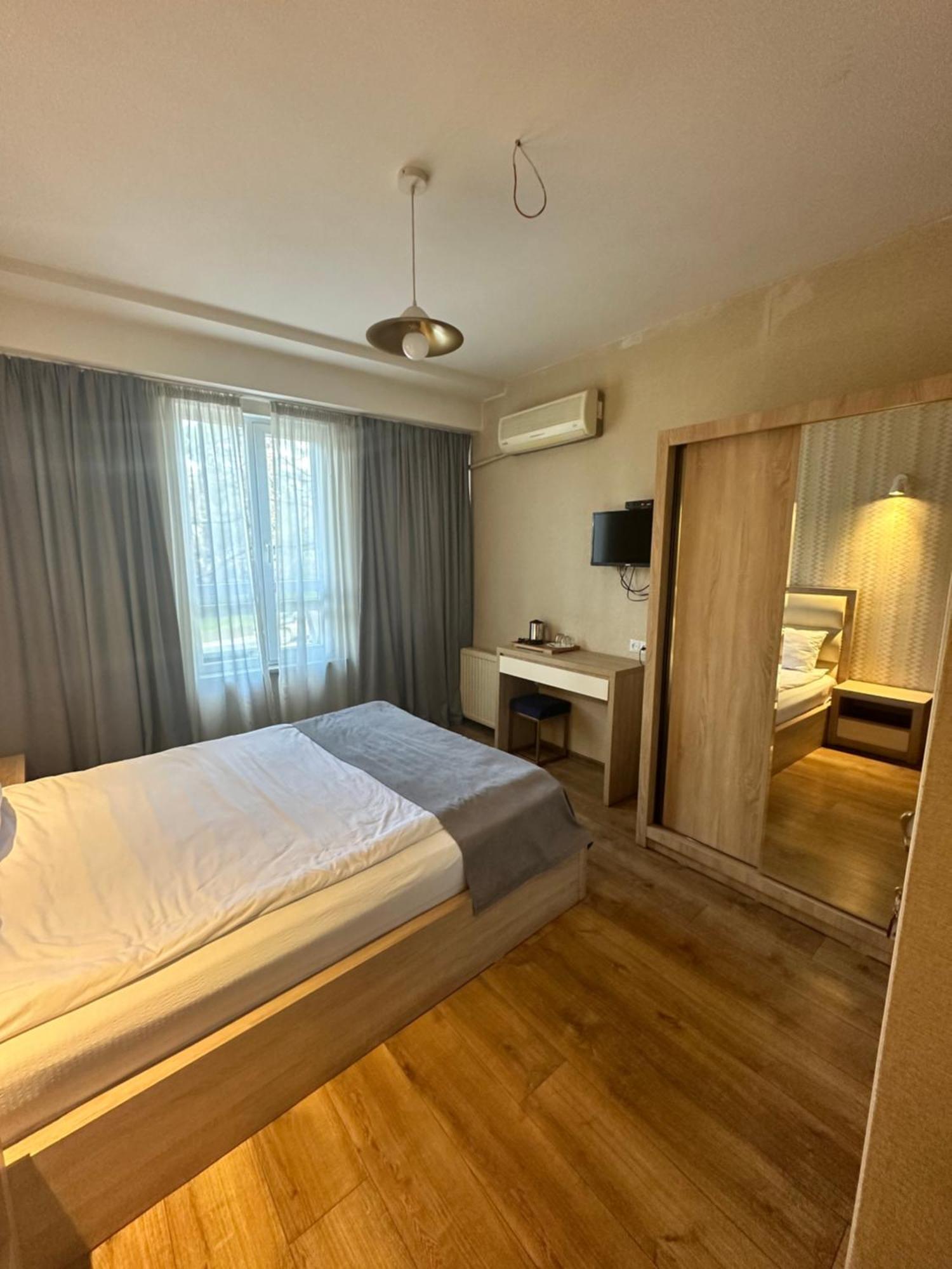 Hotel Lile Tbilisi Esterno foto